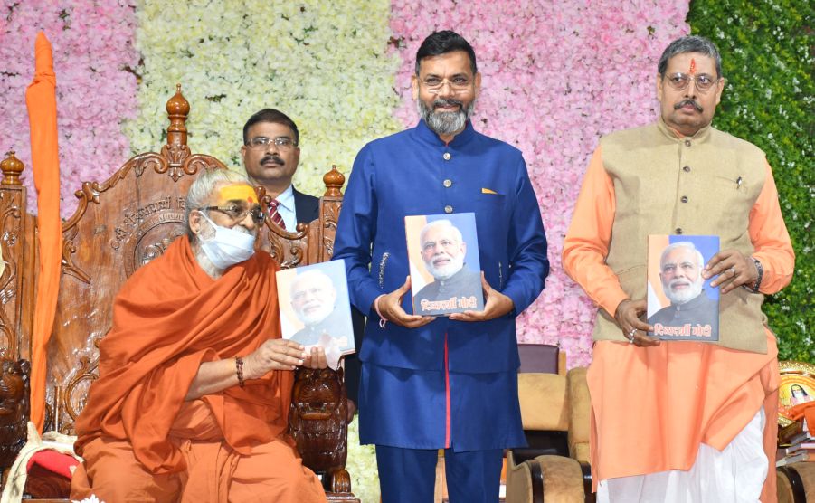 Grand launch of Sanjay Sherpuria’s book ‘Divyadarshi Modi’ at Lord Shankaracharya Jyotirmath Prayagraj…..