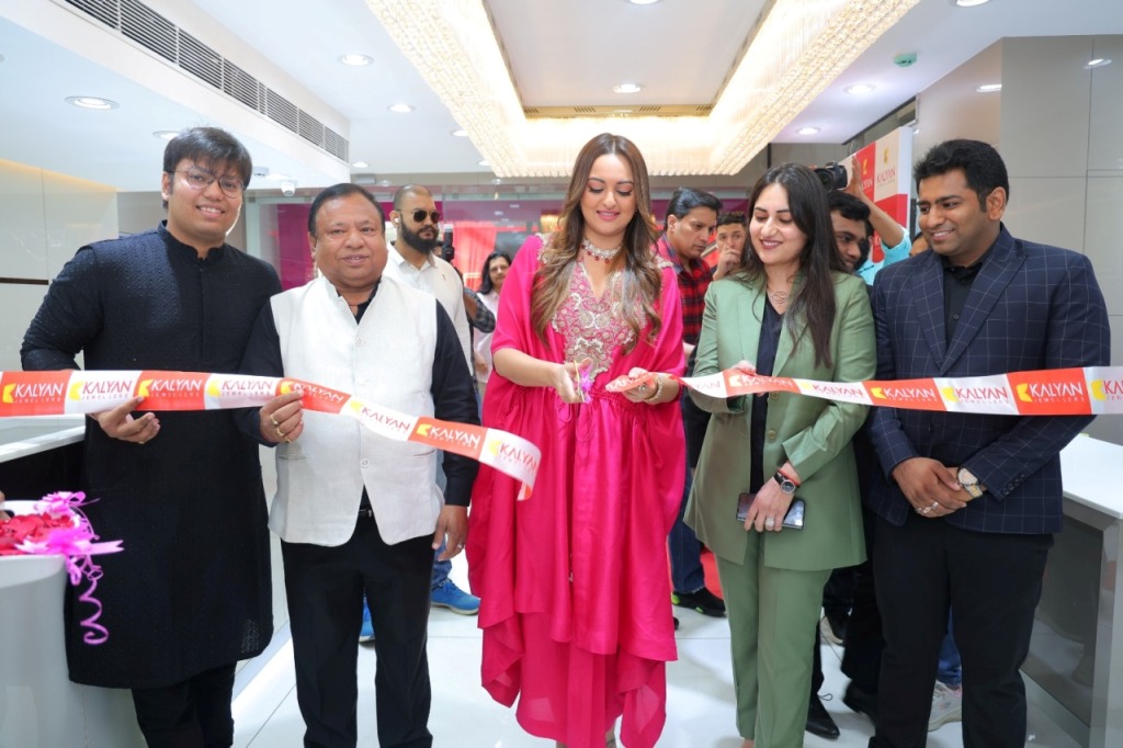 SonakshiSinha unveilsKalyanJewellers’brand new showroom in Faridabad