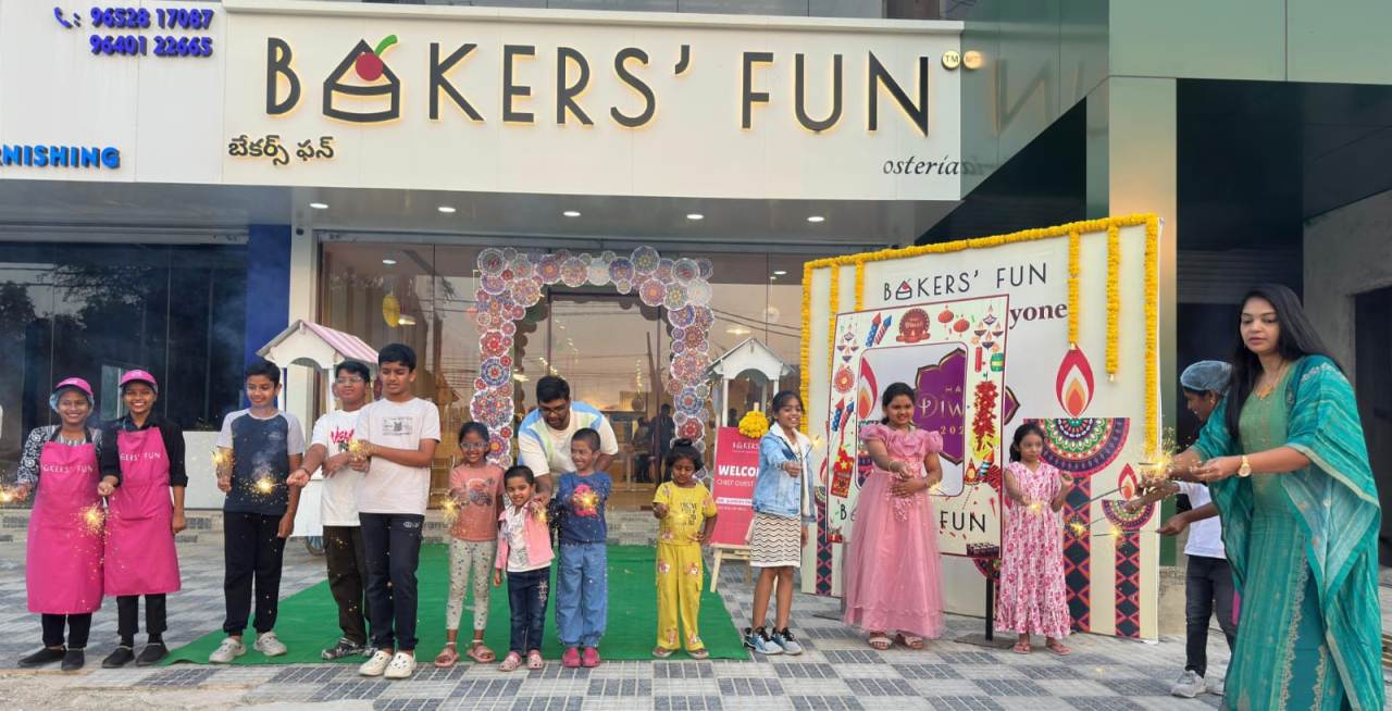 Kollur Circle SHO Shri Ganesh Patel Participates in Bakers’ Fun Diwali Celebrations